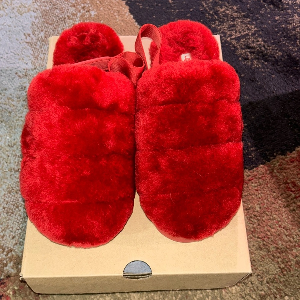 UGGS SLIPPERS